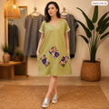 Robe courte vert olive à empiècements imprimés africains